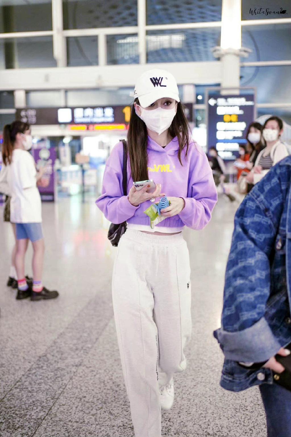 Angelababy|少女感满满!Angelababy杨颖机场私服曝光,香芋紫卫衣炫精致腰线