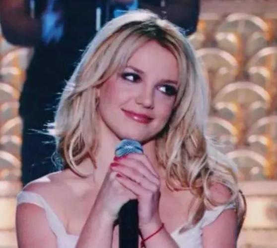 布兰妮·斯皮尔斯|女星布兰妮和男友亲密合照，身材火辣，没眉毛引网友热议