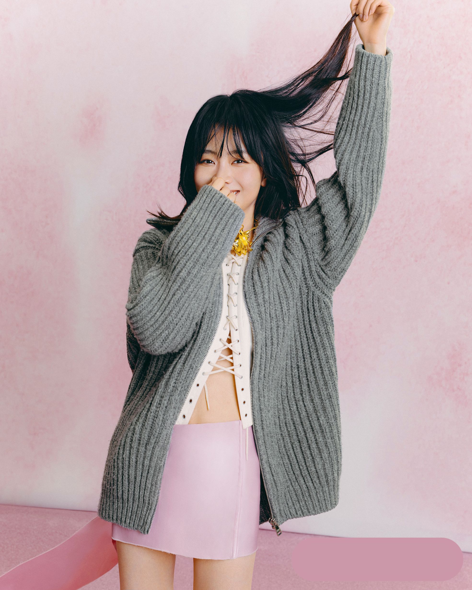 谭松韵|31岁谭松韵永远都有少女感,甜酷女孩气质抢镜,坐地上满脸无辜