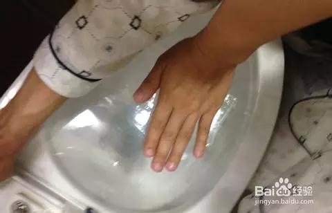 马桶堵了别着急!这么做不花钱不费力~