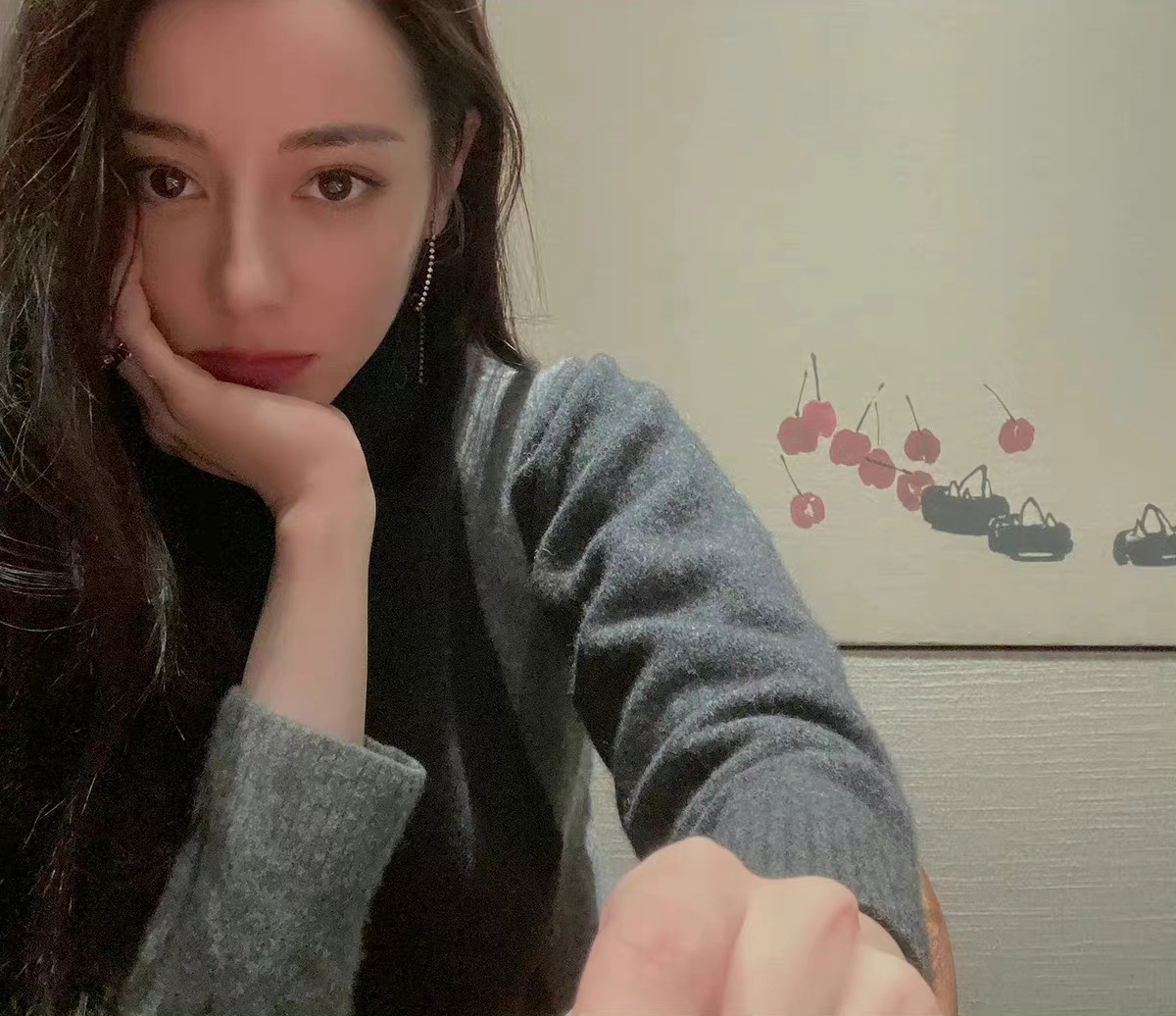 迪丽热巴|迪丽热巴自拍wink照好蛊惑人,长得漂亮还会拍,美女真的有点绝