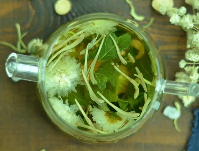 金银花|处暑之后,金银花茶的三个好处,以及几种常见的搭配