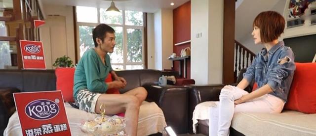 参观朴树住的豪宅,全屋装修比较简单,沙发餐桌都是简易类型的