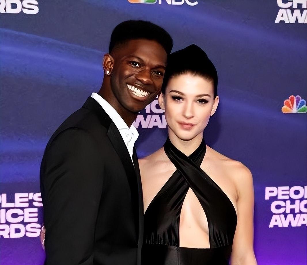 菲比|比尔·盖茨小女儿：和男友秀恩爱，黑人小伙一口大白牙，笑容诡异