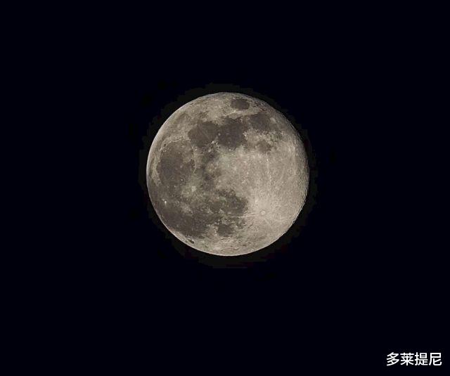 月球在地球的同步轨道范围内,为什么月球不与地球同步运动?