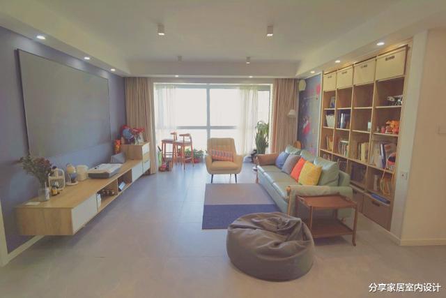 入住半年的新房，餐厅设卡座，沙发不靠墙很实用，看完全屋很治愈