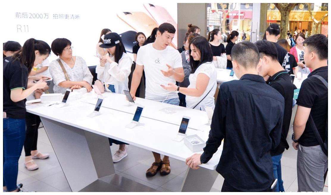 实体店买手机和网上买手机有何差别？手机店老板说出实情，差很多