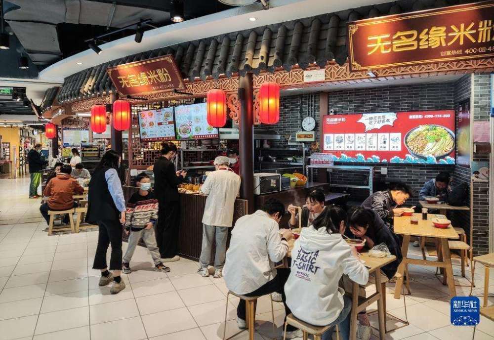房产中介|楼市“怪象”：商铺纷纷倒闭，满大街的都是药店、餐饮店和房产中介