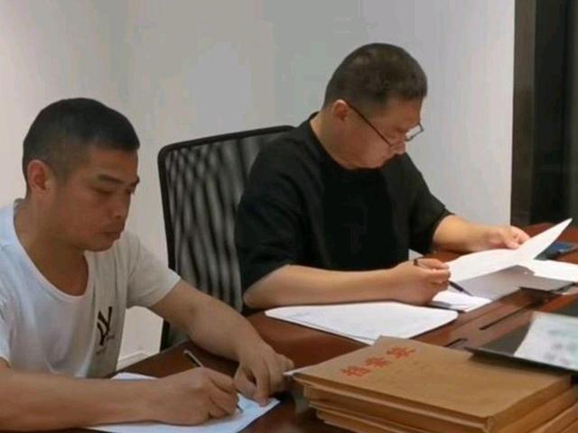 终于看到姚爸笑了,潘克律师与姚爸、黄继华一起品茶,网友很欣慰