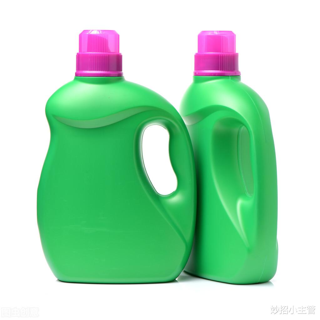 洗衣液瓶不要扔,切几刀后放在卫生间,家人都抢着用,简直太方便