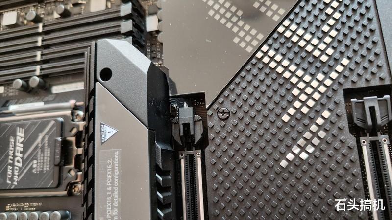 主板|12代酷睿的最强座驾!万元主板ROG MAXIMUS Z690 EXTREME开箱