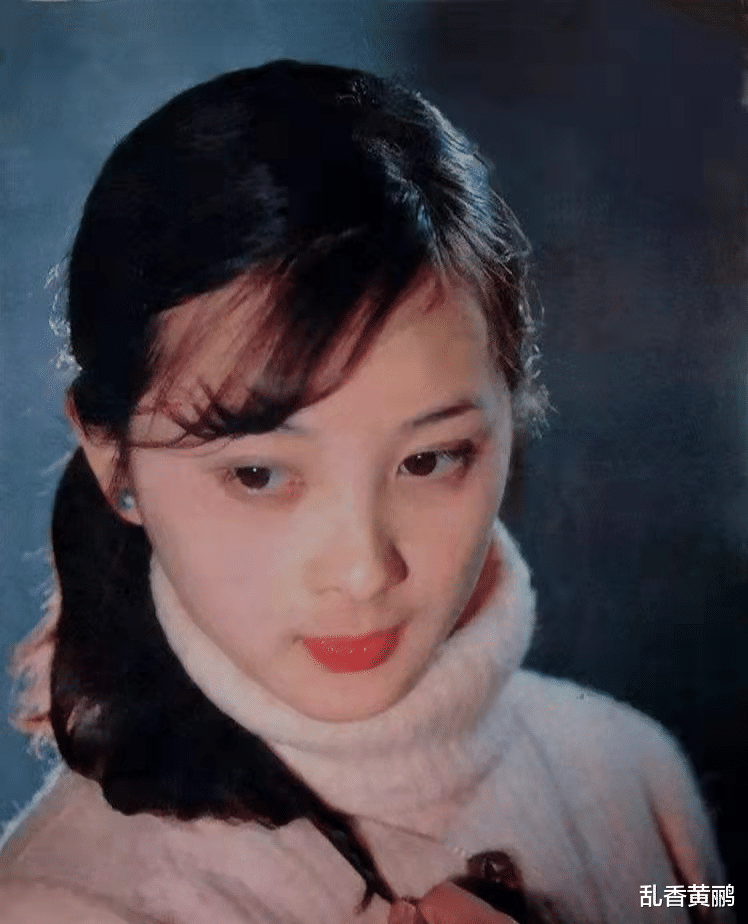 陈晓旭|难怪陈晓旭和胡泽红都是黛玉候选人，这张照片，两人犹如孪生姐妹