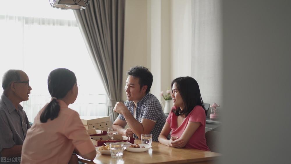 女子说大叔图谋不轨,大叔却笑了:是我把你从小养到大的