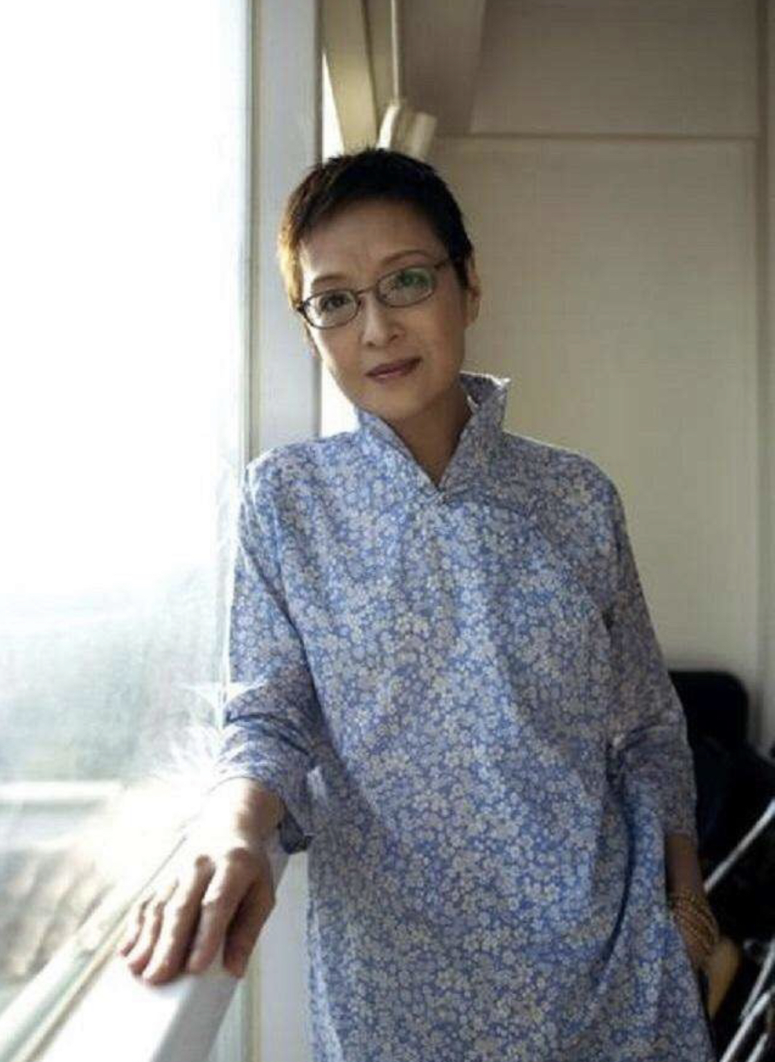 口红 看到69岁胡因梦才发现：女人上了年纪剪短发，原来可以这么高级
