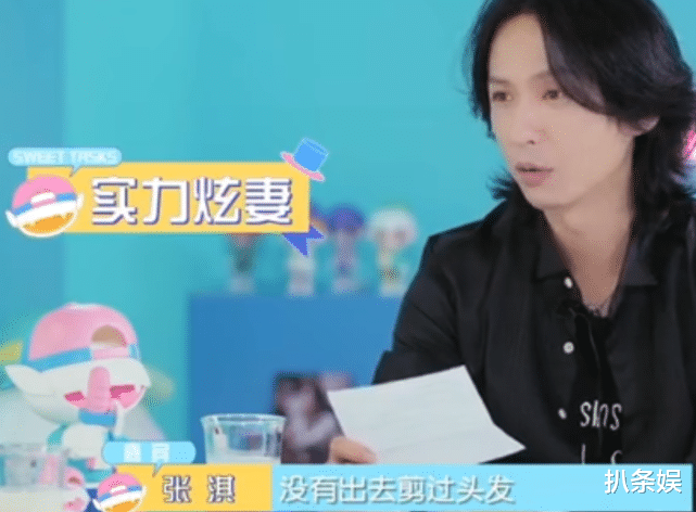 张淇|张淇罕晒与老婆合照秀恩爱，淇嫂坐街头托腮微笑，俩人好有夫妻相