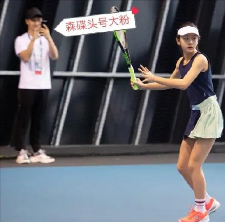 田雨橙|同样是富养，聚光灯下的黄多多和森碟，一个向左，一个向右 。