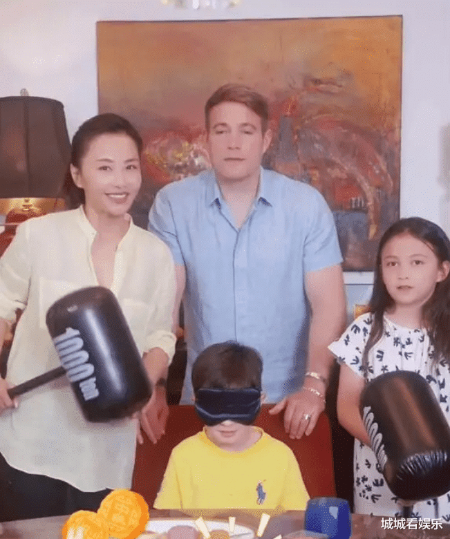 吴奇隆|吴奇隆前妻晒近况,一家四口住豪宅很惬意,外国丈夫筷子使用熟练