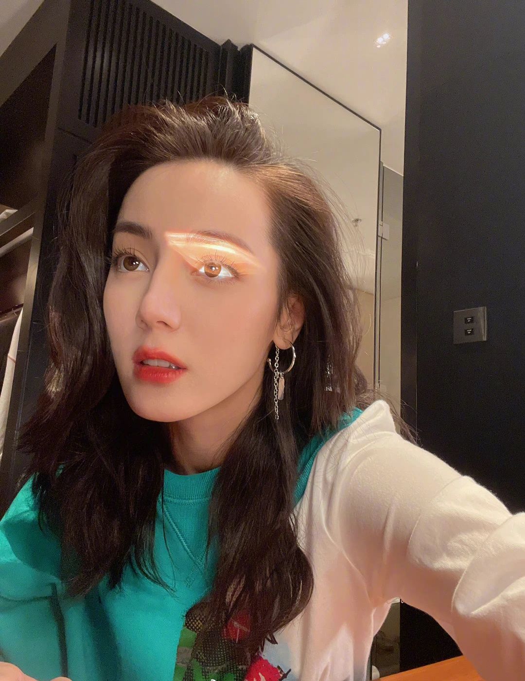 穿衣搭配 迪丽热巴剪了短发更美了，穿湖水色卫衣休闲有范，看着太甜了