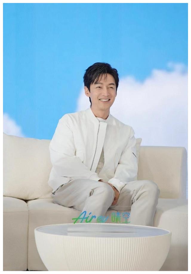 胡歌之前被拍到的“绯闻”，今天正式官宣了