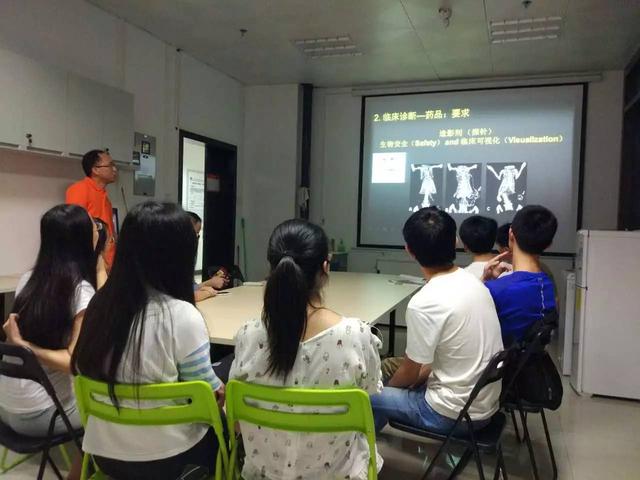 穿衣搭配|“奶头乐”在校园越发明显,父母还非常自豪,殊不知会害了娃前程