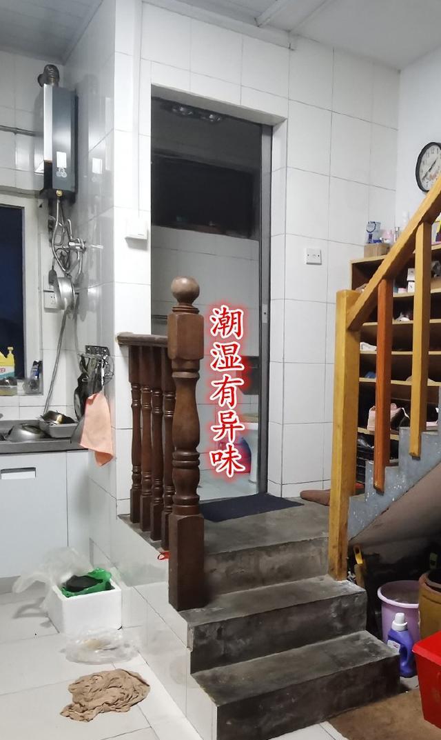 卫生间装楼梯转角,上下楼必经过,业主太难了!开发商:常规操作