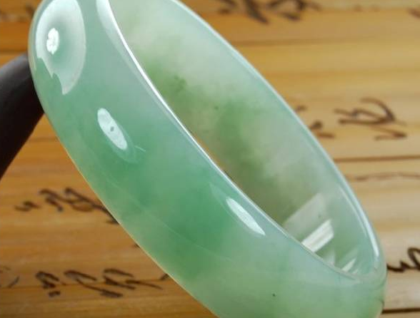 翡翠|飘花和飘色的翡翠玉石，其实都非常的美丽，你更偏爱哪款？