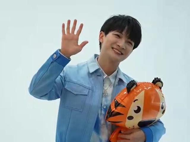 央视春晚|周深上春晚，生米笑开颜，双向奔赴的爱在这个冬季好暖