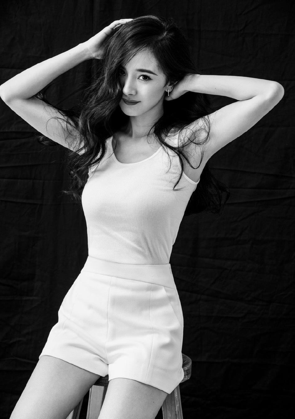 杨幂|34岁杨幂黑白写真,穿背心短裤露诱人大长腿,真是越来越性感迷人了