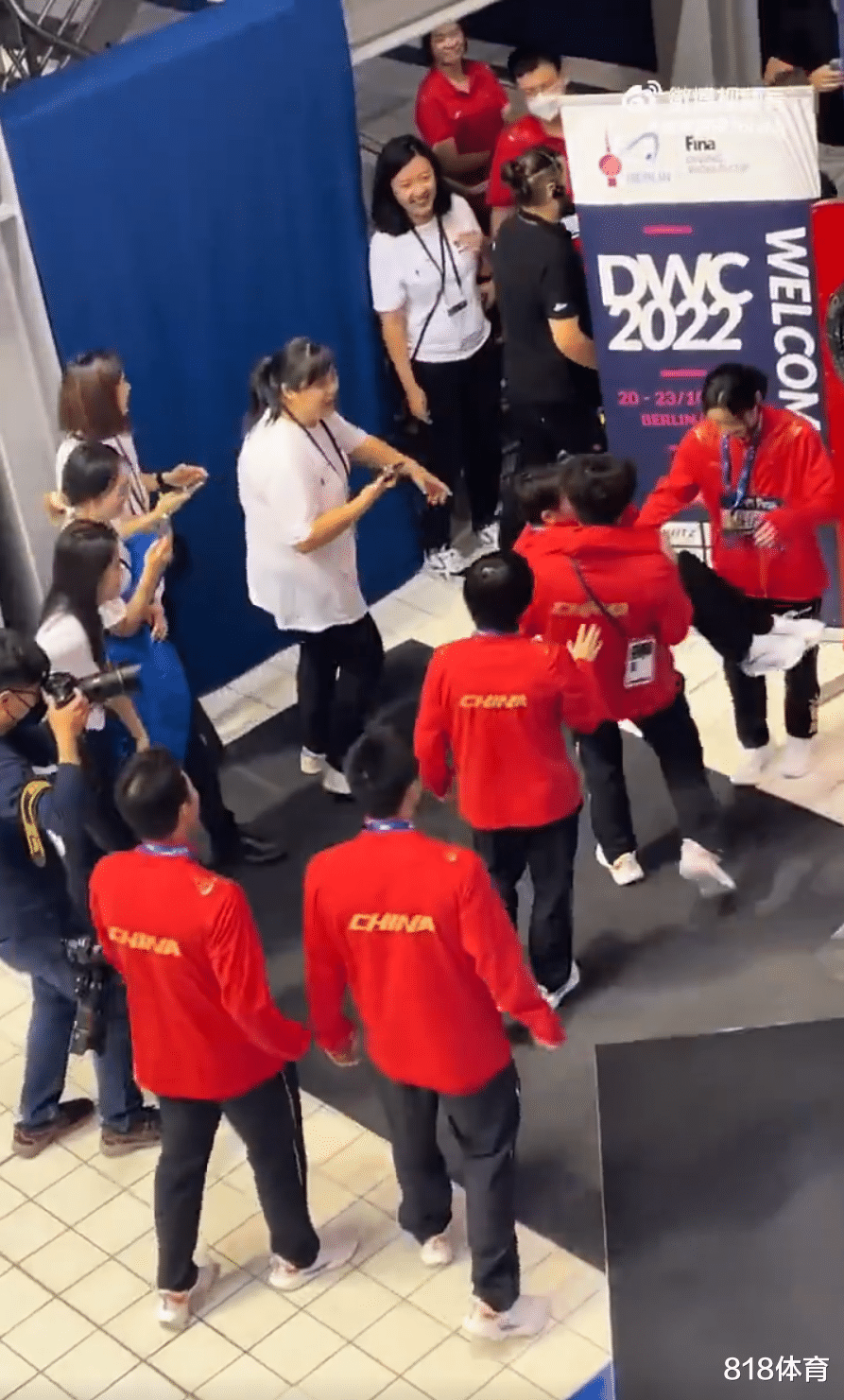 全红婵|团宠! 全红婵颁奖被师姐陈艺文陈芋汐抢着抱, 陈艺文公主抱小红娇羞