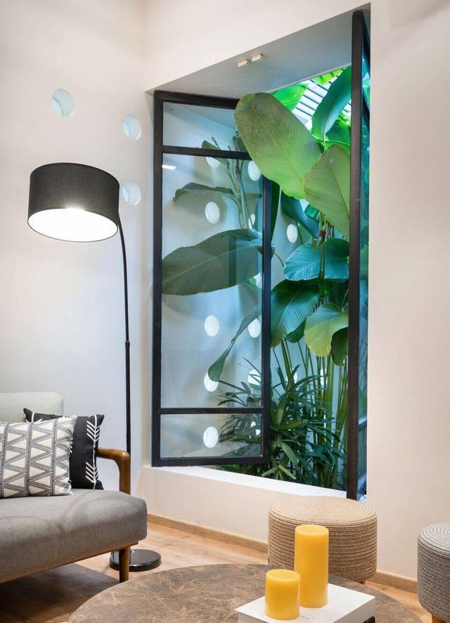 坐拥一套私宅别墅,庭院大到媲美足球场,平时却不显山露水,低调