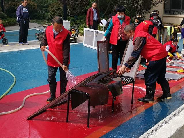 铂悦府是个好地方,物业免费为业主洗纱窗,住在这里真幸福