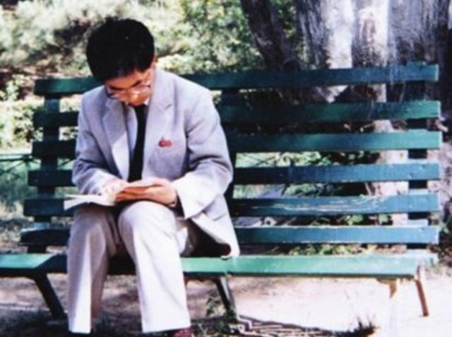 北大学霸王青松,携妻子隐居深山27年,富豪同学得知后嚎啕大哭