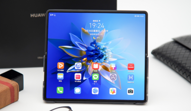 折叠屏|vivo X Fold无折痕真机地铁曝光，网友：比华为mate X2优秀