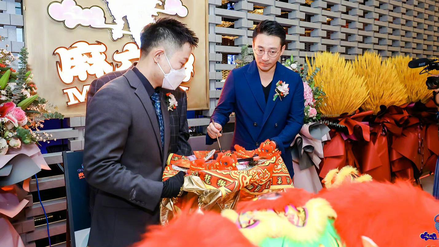 汪小菲|流量变销量，汪小菲的麻六记销量翻6倍，网友：让光头代言酸辣粉