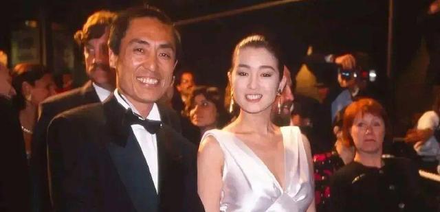 巩俐|56岁巩俐携外籍男友海边散步,冻龄美貌辣秀S形曲线