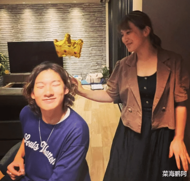 苏翊鸣|18岁苏翊鸣陪伴师父师娘，与师娘合影时很害羞，11岁日本师妹成亮点