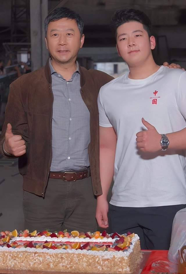 郭涛|15岁石头来片场为郭涛庆生!长相清秀颜值高,身材魁梧变肌肉男