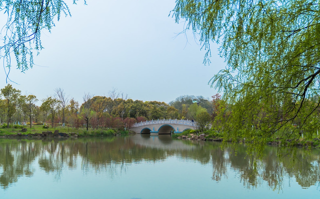 新华社|位于长江旁的风景区，环境优美、古迹众多，还是欣赏日落绝佳地点