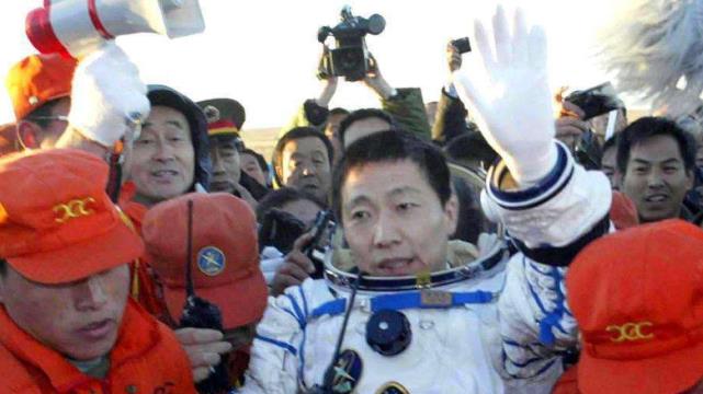 杨利伟上太空时为何非得带枪?和外星人无关,只因苏联教训太沉重