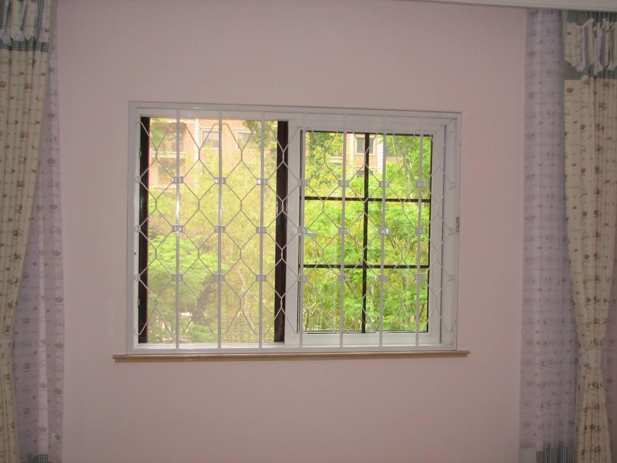 邻居家把防盗窗装在窗户内侧,防盗性能更好,物业无话可说!