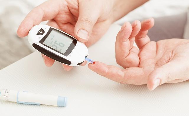 运动|别再用醋泡蒜了，大蒜加一宝，降三高，养肝肾，60岁的人30岁的肾