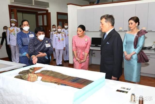 苏提达|苏提达放飞自我！身穿一字肩礼服好性感，惹得70岁泰王频频回头