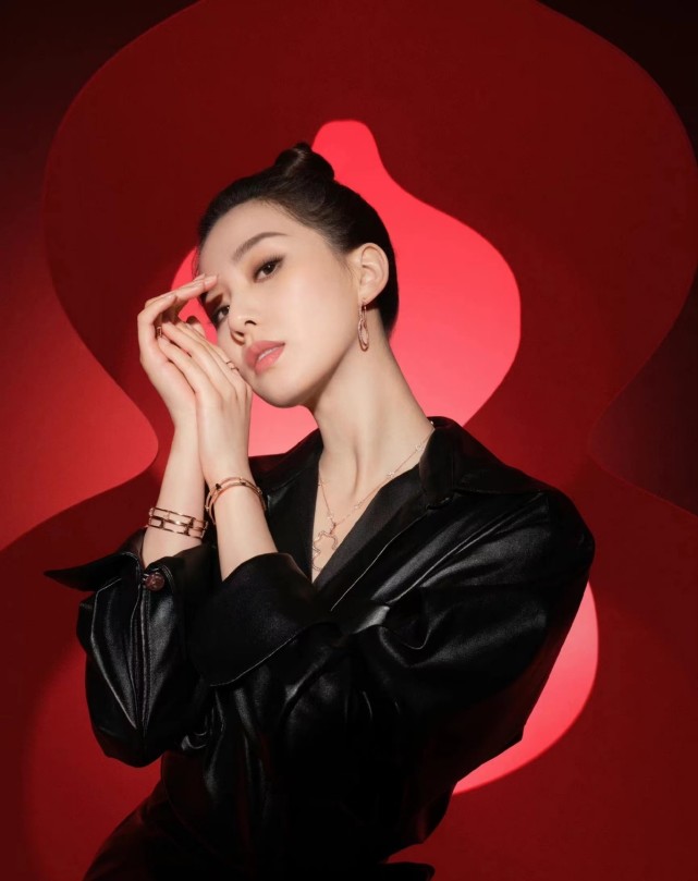 刘诗诗|刘诗诗风格大变不敢认！皮裙+烟熏妆变“腹黑女”，气场更是全开