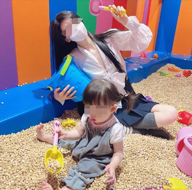 晒娃|“到底是晒娃还是晒你？” 宝妈穿着“清凉装”晒娃，引起网友热议