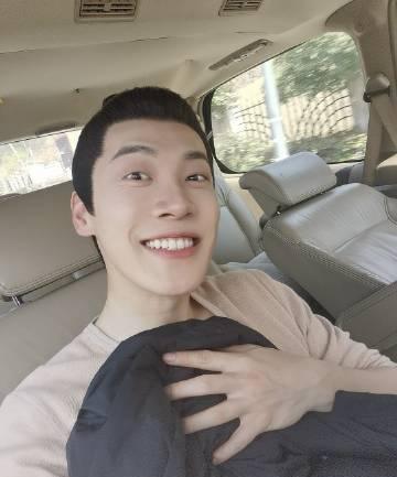 欢娱影视|请君还没播他就上了次热搜，原来是欢娱影视的演员，跟嘉伦差一岁