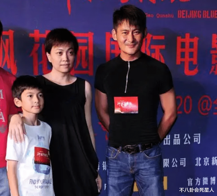 景冈山|55岁景冈山近照，满脸树皮纹，每天两三斤白酒，曾醉到在阳台小便