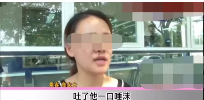 陕西,西安。女子一家六人约了一辆出租车,被男司机指出超载建议换车时用手指着司机的鼻子谩骂