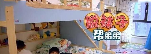 参观沙溢胡可的豪宅,客厅地面铺设立体瓷砖,整面照片墙显温馨