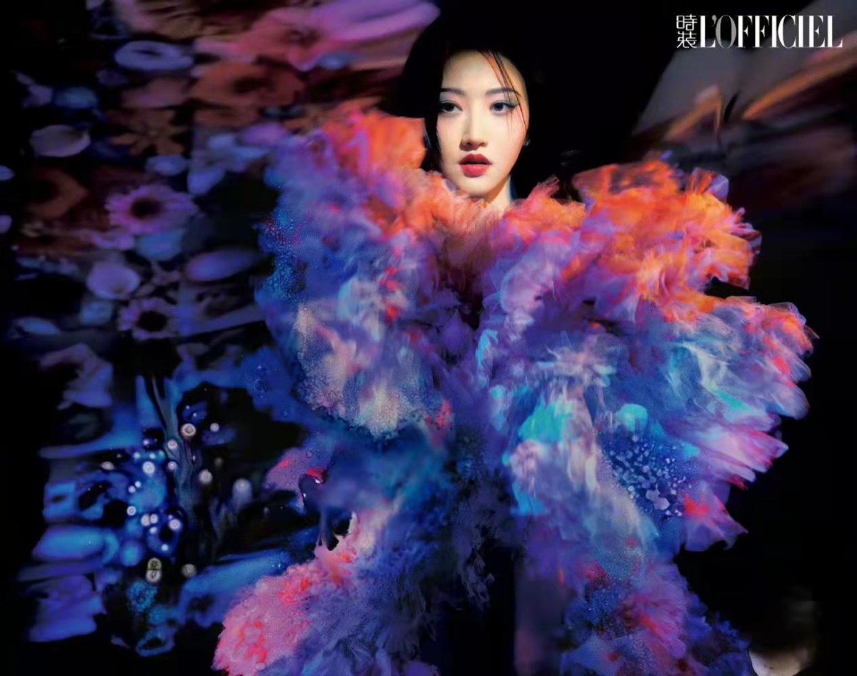 景甜|景甜新时尚大片曝光！穿碎钻裙化名伶妆造型封神，真不愧是富贵花