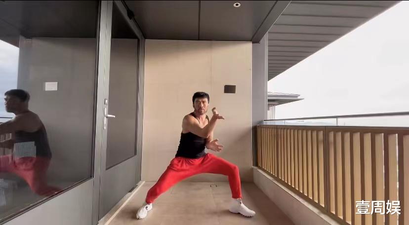 唐文龙|53岁唐文龙近照曝光,满脸的络腮不修边幅,在隔离酒店打拳!